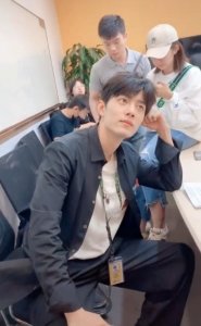 ​有一种签名叫肖战的签名，别的明星都签在纸上，而他却与众不同