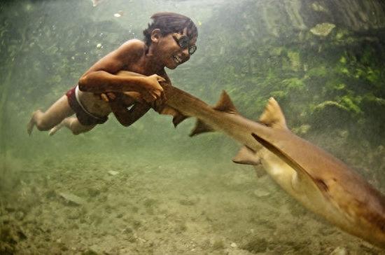 直击：从小学习潜水，为减小深海水压戳破耳膜的巴瑶族人