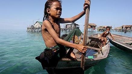 直击：从小学习潜水，为减小深海水压戳破耳膜的巴瑶族人