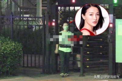 ​怎么了？周迅深夜现身疑生病，表情痛苦全程紧捂腹部
