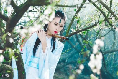 ​小说：新婚第一天，她逞口舌之快惹怒王爷，被拖到花园当众打板子