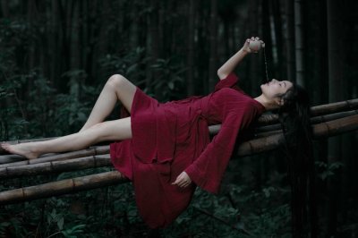 ​小说：他穿越洪荒世界，激活的系统明明无敌，却喜欢阴人