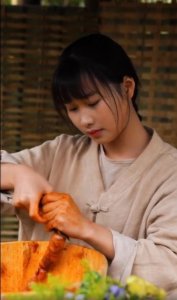 ​中国农村创意榜样安小鹿：美丽背柴妹帮乡亲把深山土特产卖遍全国