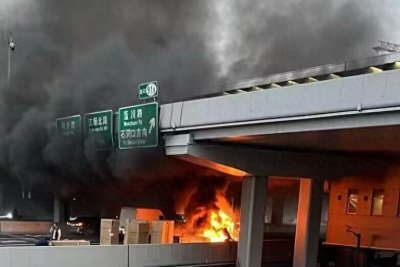 ​上海地铁车厢内出现浓烟 客服：车站外高架上有车自燃