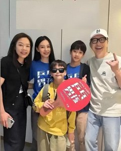 ​63岁“哈林”庾澄庆罕见晒妻子合照，妻婚后育二孩，越来越美丽！