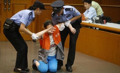​20年前，美女毒贩方晓红被执行注射死刑，临死前向狱警鞠躬忏悔