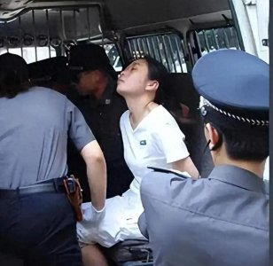​04年，福建美女被执行注射死刑，被按执行床前，她向狱警深深鞠躬
