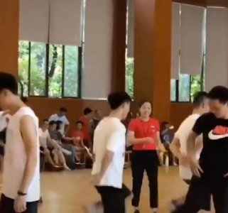 ​男体育老师集体学跳皮筋：叉腰自信舞动，手忙脚乱中不失认真
