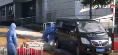 ​武汉武昌医院院长因感染新冠肺炎殉职，妻子追着灵车痛哭送别
