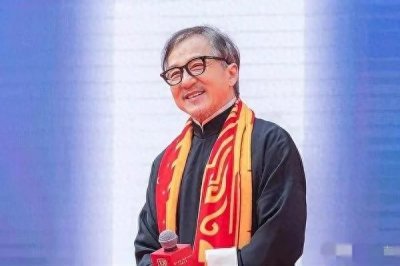 ​成龙近照曝光：满头白发的“大哥”还是那么帅气！