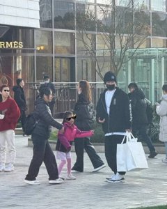 ​陈赫张子萱带娃逛街被偶遇 大女儿正脸曝光眉眼像爸爸