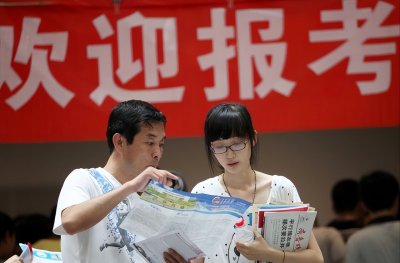 ​我国首位“90后”县长走红，长相英俊潇洒，“个人背景”让人眼红