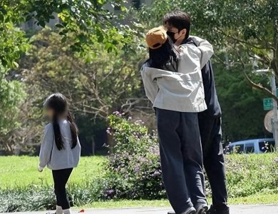 ​高圆圆勾着老公脖子，隔口罩与赵又廷亲吻，身旁女儿见惯了很淡定