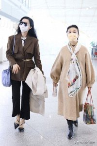 ​43岁范冰冰携母亲走机场！68岁妈妈穿大衣高级，比女儿还要惊艳