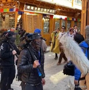 ​张歆艺袁弘云南拍综艺，全程搂着秀恩爱，非常礼貌地和路人打招呼