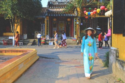 ​在越南100人民币能干嘛？当地人告诉你：美女带你玩一天