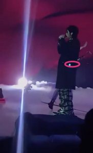 ​吴亦凡表演被激光笔一直照射