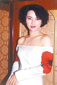 胡慧中算不算顶级大美女？看她和刘晓庆等人的照片就有答案了感谢