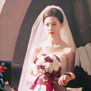 ​刘亦菲婚纱照曝光！高贵雅典，宛若仙女