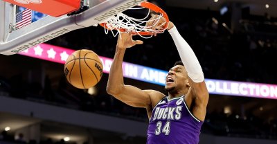 ​双拳难敌四手 字母哥空砍25分9板5助攻