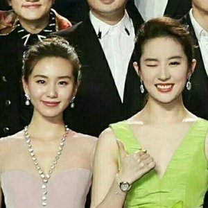 ​芭莎之夜：刘诗诗刘亦菲同框，姐妹感爆棚 网友：天仙好调皮