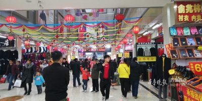 ​过年忙着买新衣，济南泺口服装城挤油油
