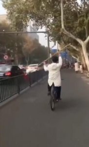 ​江苏一男子马路上骑自行车舞红缨枪 警方：当事人患有精神疾病，崇拜三国人物赵