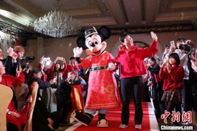 ​米奇、米妮身穿新年盛装全新亮相上海迪士尼