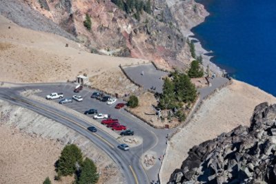 美国俄勒冈州波特兰发生百车连环相撞事故，强降雪致能见度归零