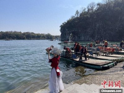 ​桂林城徽象鼻山春节假期游人如织