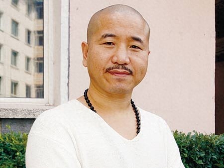 王小利全家近照，二婚妻子年轻貌美，23岁儿子帅气继承父业