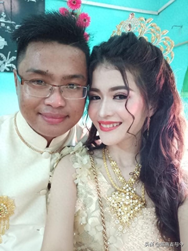 高颜值越南新娘美照爆红网络，网友看到新郎后纷纷表示不解