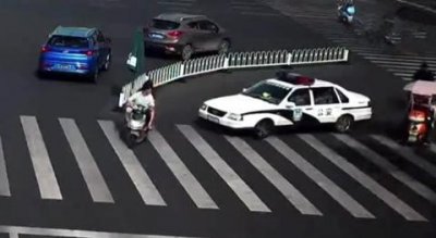 男子逆行违法后还竖起中指挑衅交警 被行政拘留10日