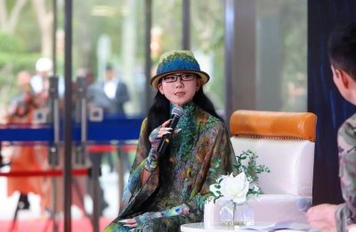 ​61岁杨丽萍近照皮肤紧致似少女，指甲护理费1年高达18万