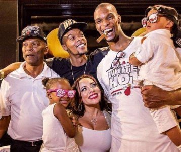 ​NBA最萌身高差，波什与妻子相差42厘米，出门像带女儿