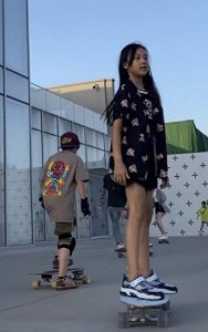 ​李小璐罕见晒女儿近照，和甜馨穿亲子装，大秀性感身材长腿抢镜