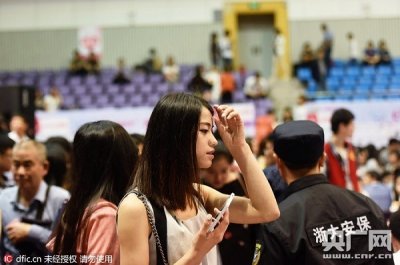 ​浙大举办万人相亲大会  美女如云