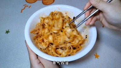 ​陕西风味“油泼面”，懒人做法太简单，微酸微辣劲道开胃，...