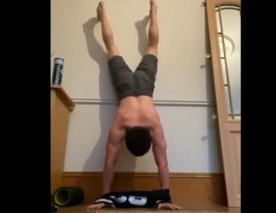 ​荷兰弟倒立穿衣服 腹肌展露无遗荷尔蒙气息爆棚