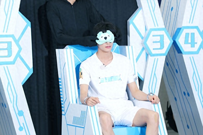 宋威龙燃爆《高能少年团》技能满点尽显少年风采