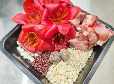 ​广东靓汤之师奶教你煲春季去湿养生汤一木棉花排骨汤，这步别做错