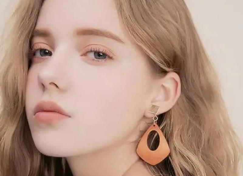 热巴和杨幂,杨幂那么漂亮为何还力捧同样漂亮的热巴 热巴和杨幂,杨幂那么漂亮为何还力捧同样漂亮的热巴