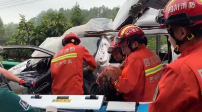 ​四川巴中一载客面包车与大货车相撞致2死4伤