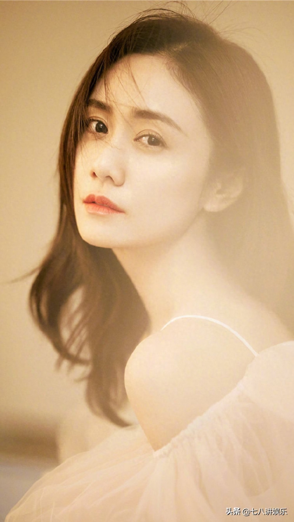 演员刘芸性感灵动图片，这迷人的大眼睛，和性感的红唇，太迷人了