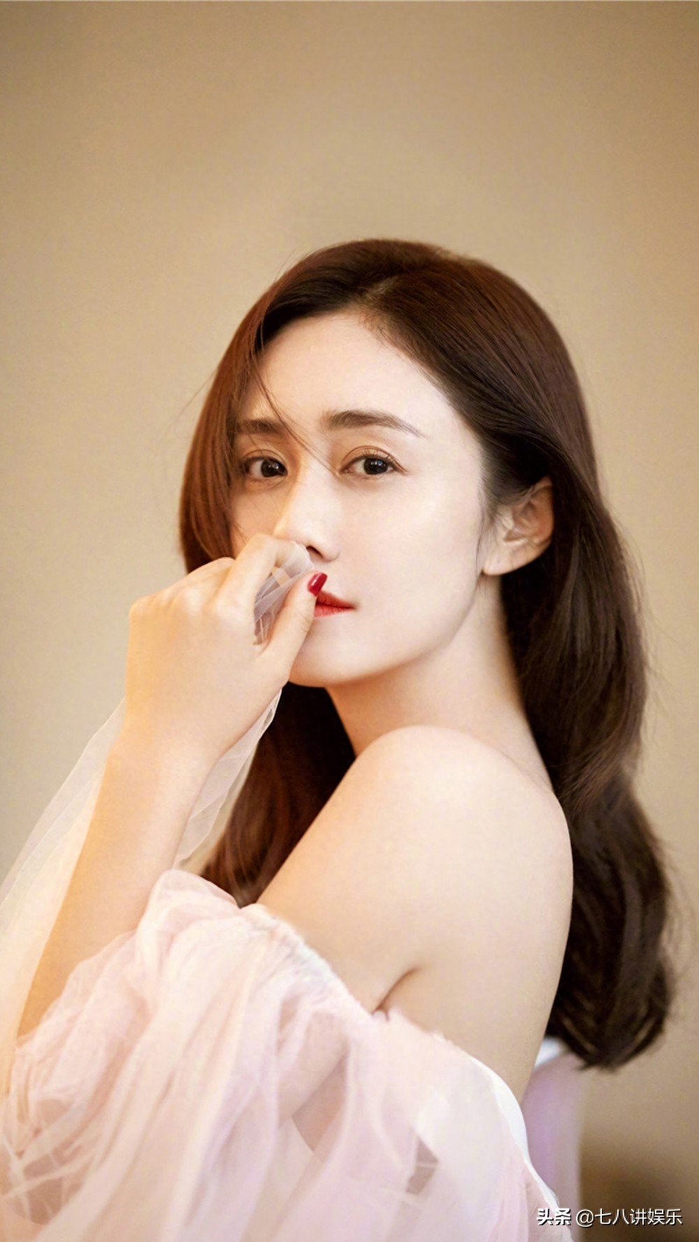 演员刘芸性感灵动图片，这迷人的大眼睛，和性感的红唇，太迷人了