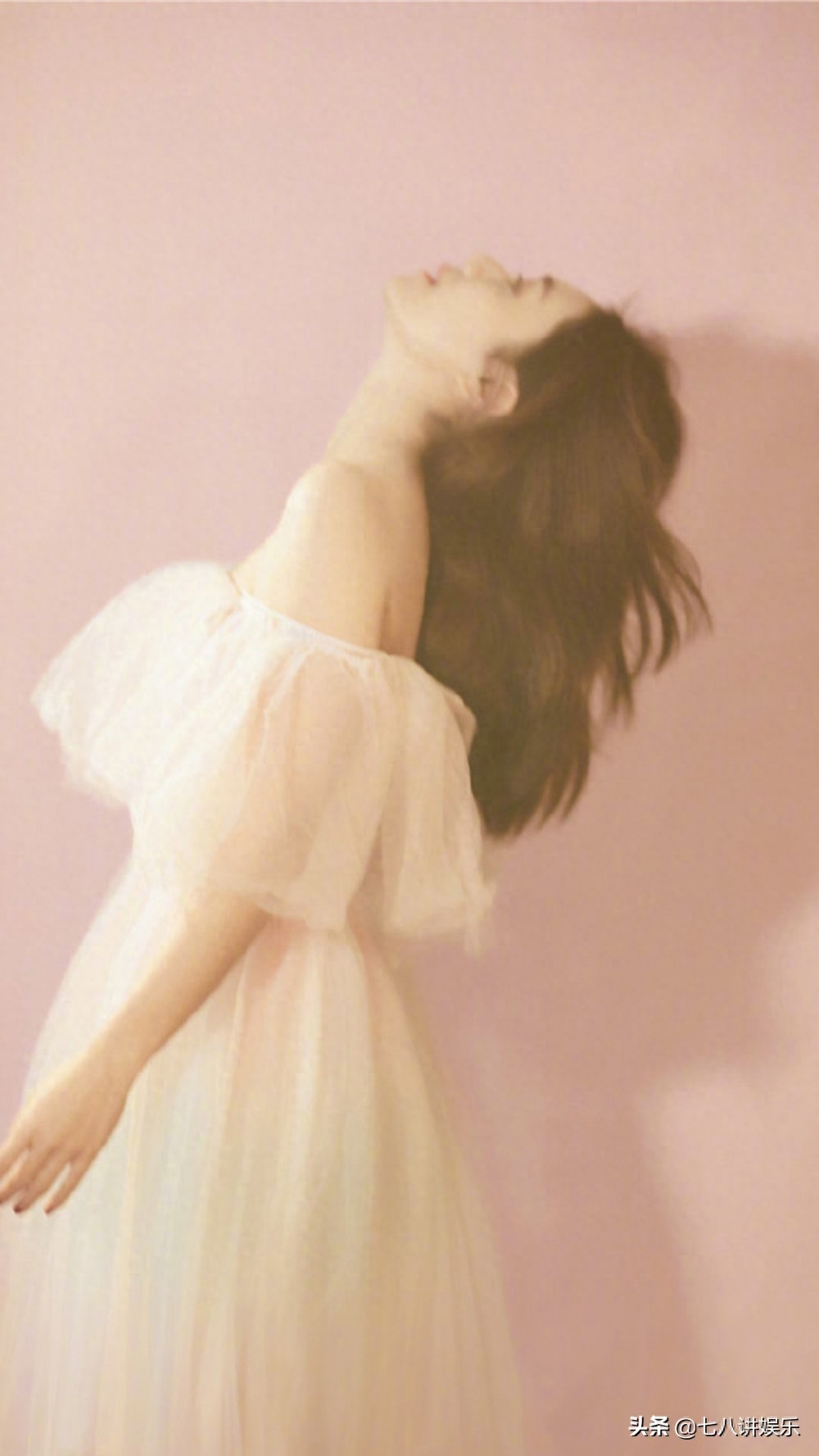 演员刘芸性感灵动图片，这迷人的大眼睛，和性感的红唇，太迷人了