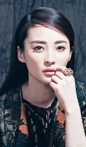 ​蒋勤勤作为中国著名演员，最近她的一组照片引起了热议