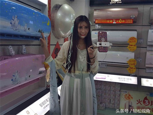 美女主播商场玩直播秀，你见过吗？