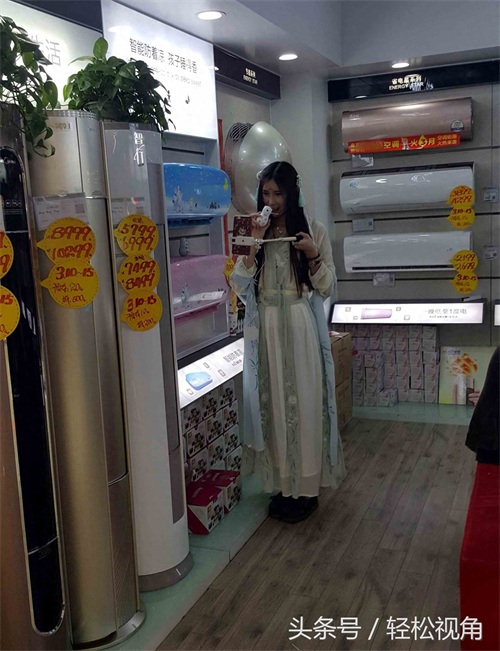 美女主播商场玩直播秀，你见过吗？