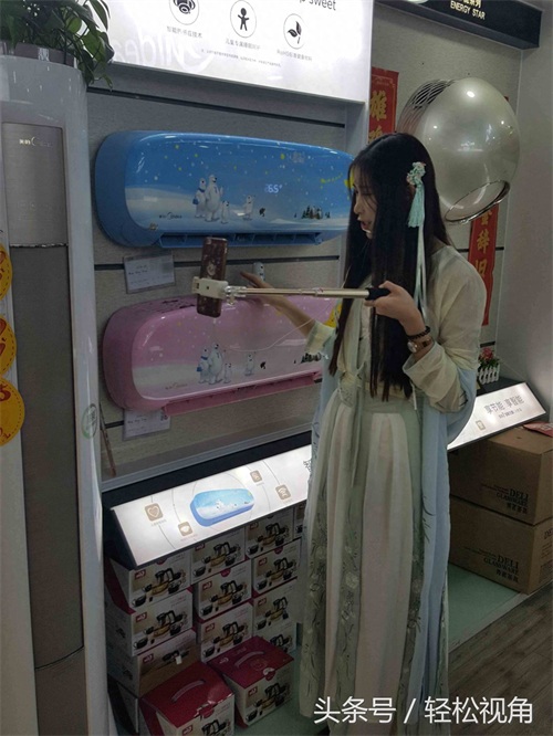 美女主播商场玩直播秀，你见过吗？